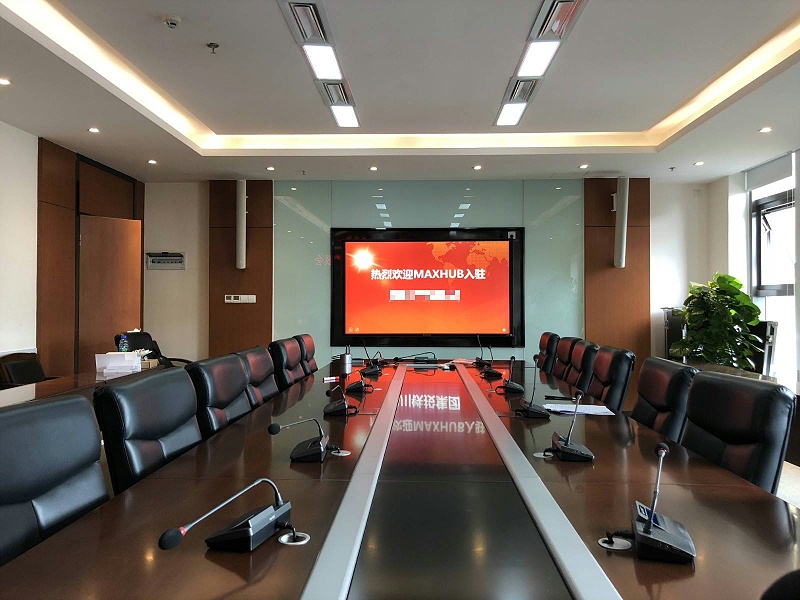 升级后的会议室：MAXHUB