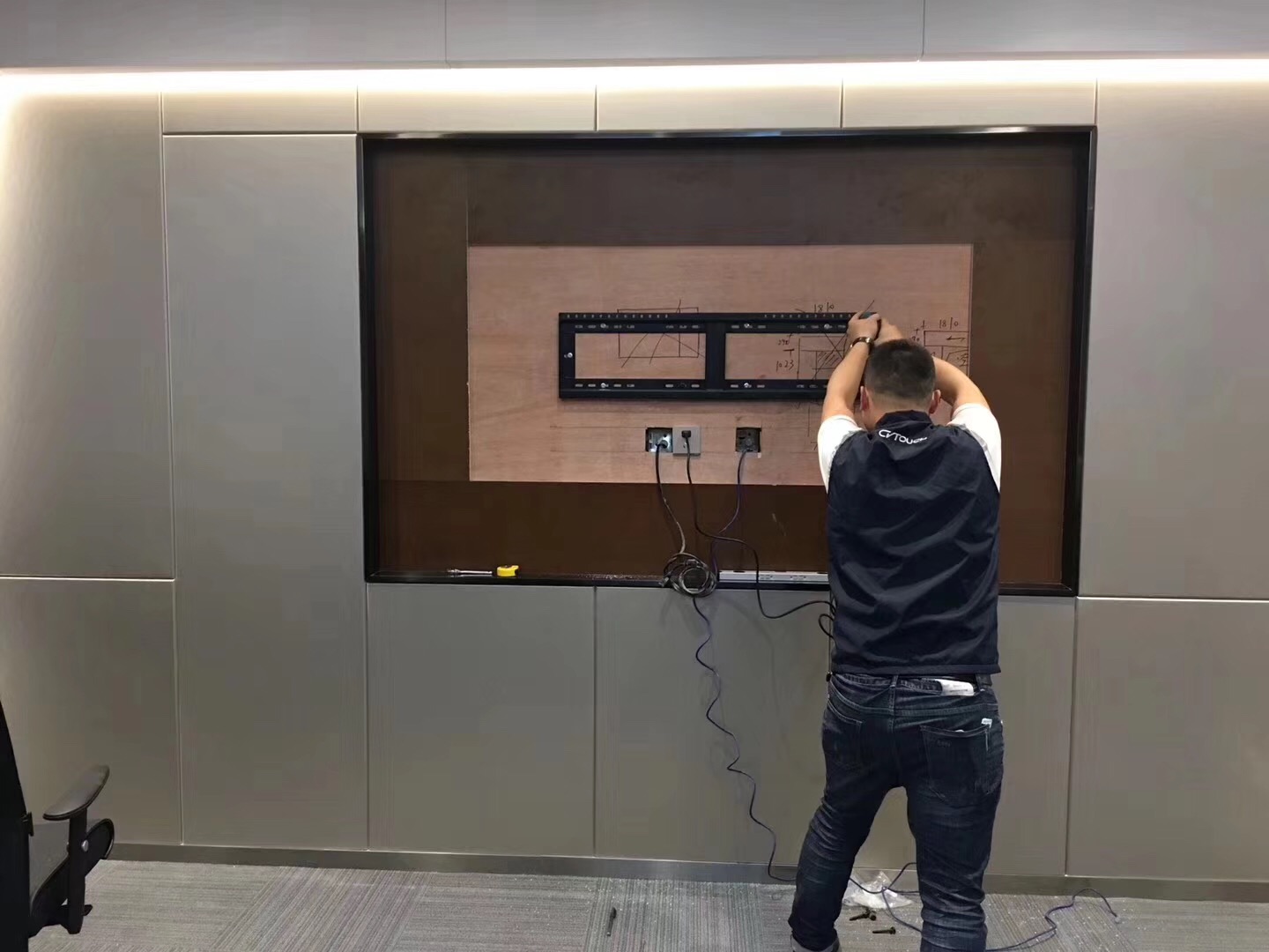 91免费黄网站小伙伴安装MAXHUB施工图