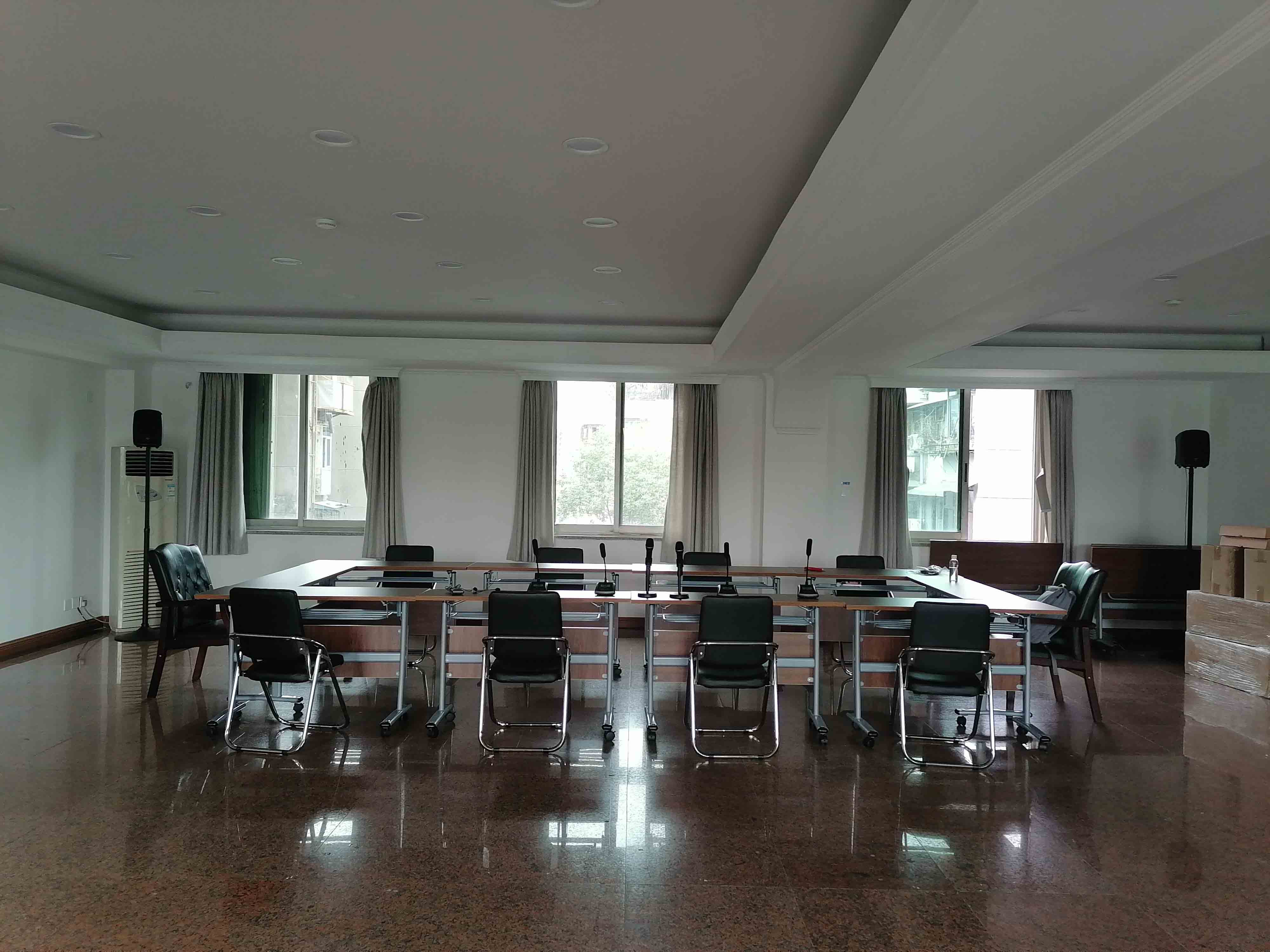 会议室使用投影仪，如何解决声音的问题