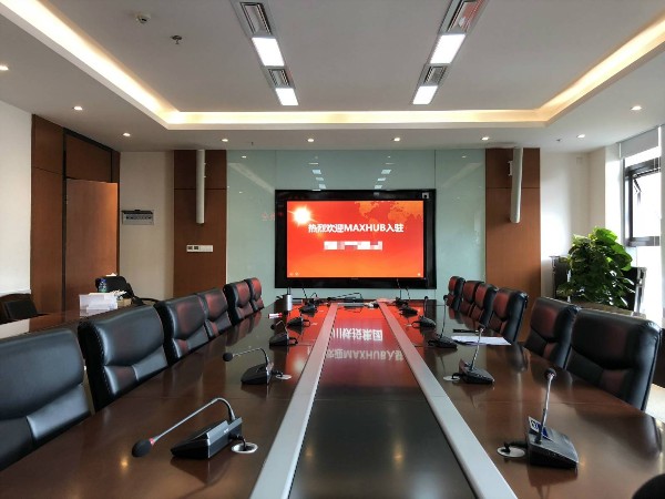 为什么MAXHUB91免费黄片APP比投影仪贵，用过以后会议效率明显提高！