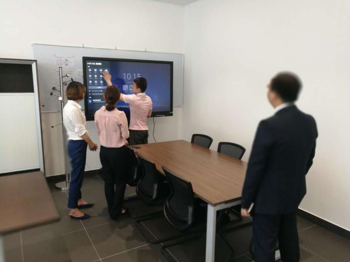 91免费黄网站小哥用心为客户培训讲解